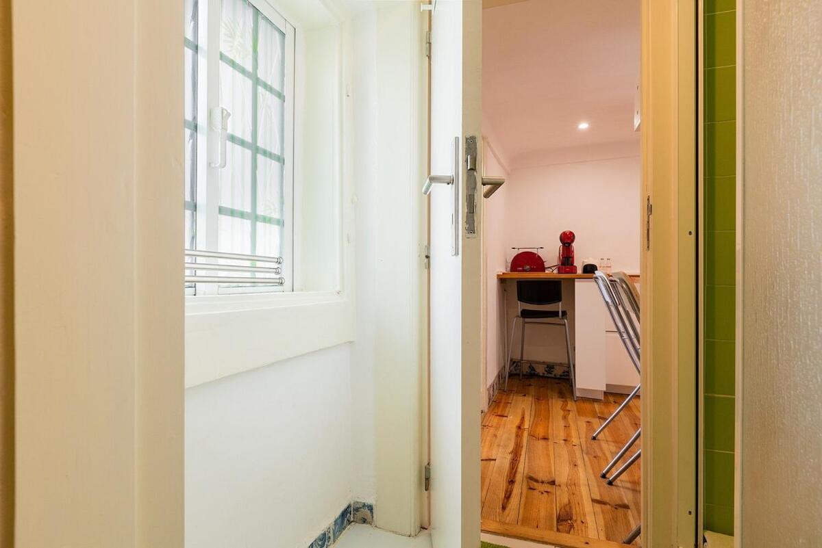 Attic Apartment With Balcony In Bairro Alto Лиссабон Экстерьер фото
