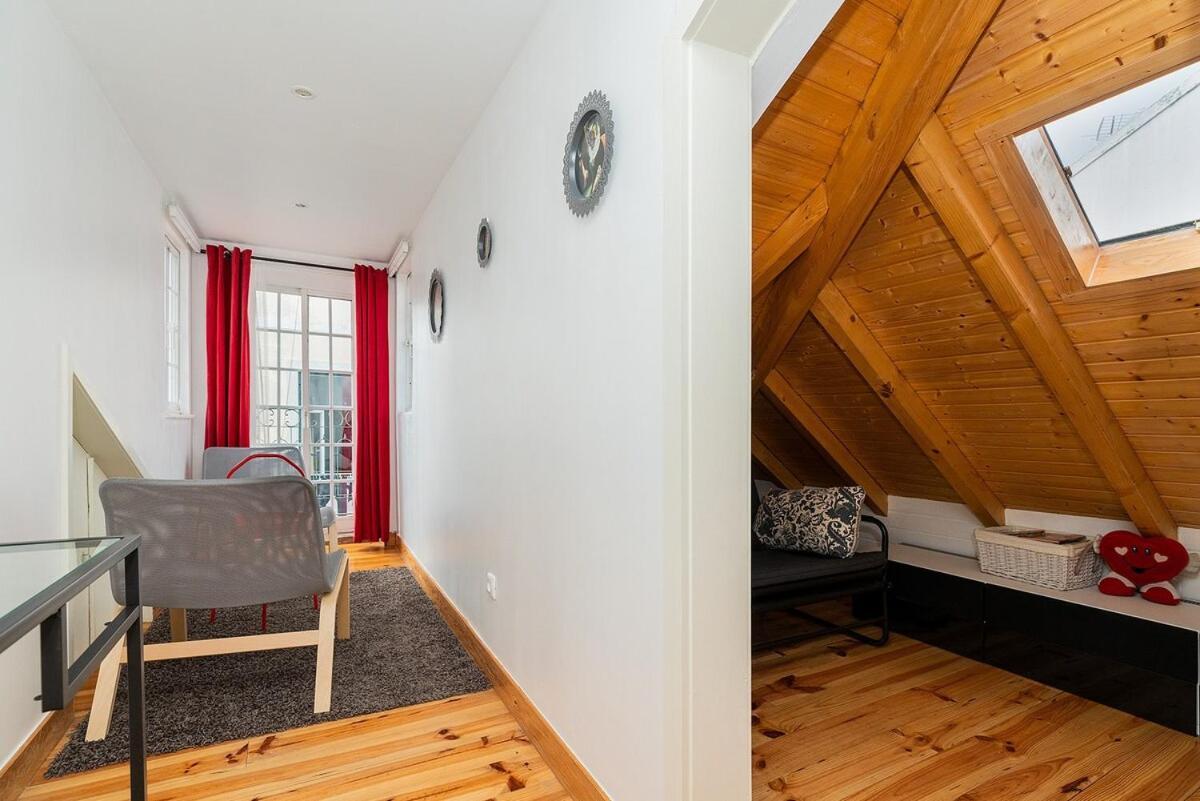 Attic Apartment With Balcony In Bairro Alto Лиссабон Экстерьер фото