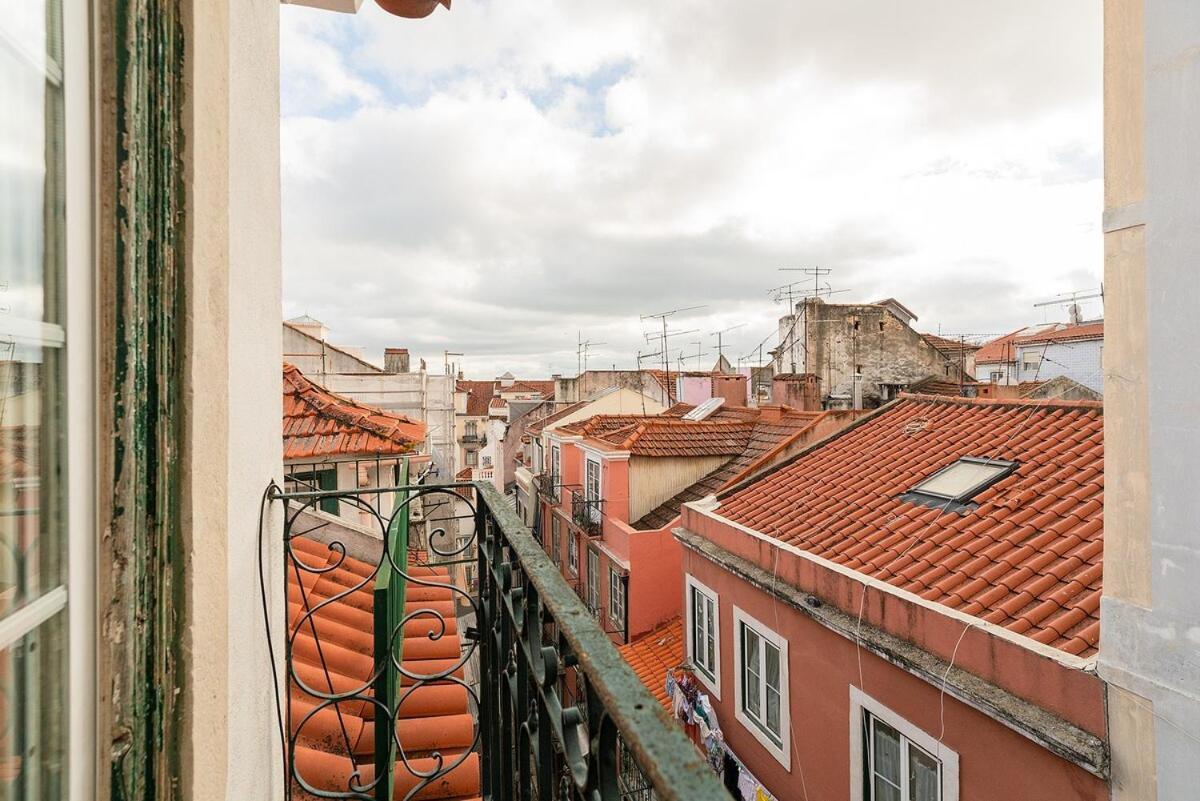 Attic Apartment With Balcony In Bairro Alto Лиссабон Экстерьер фото