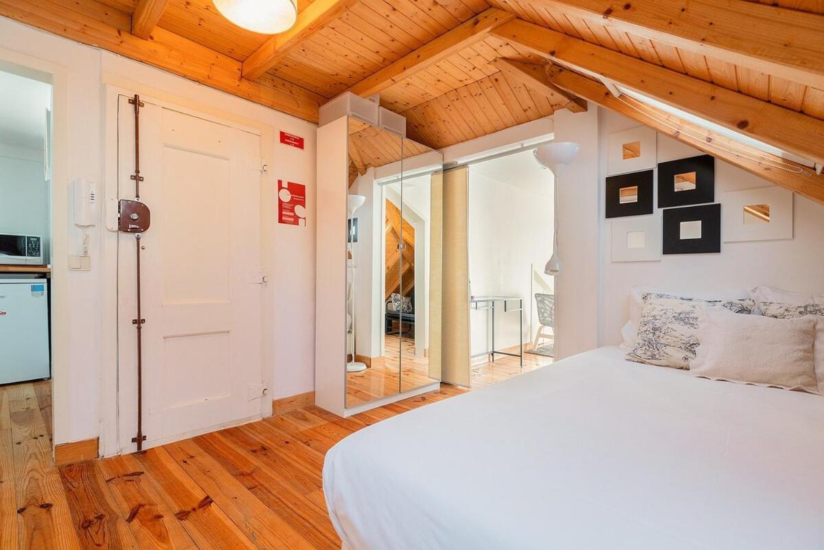 Attic Apartment With Balcony In Bairro Alto Лиссабон Экстерьер фото