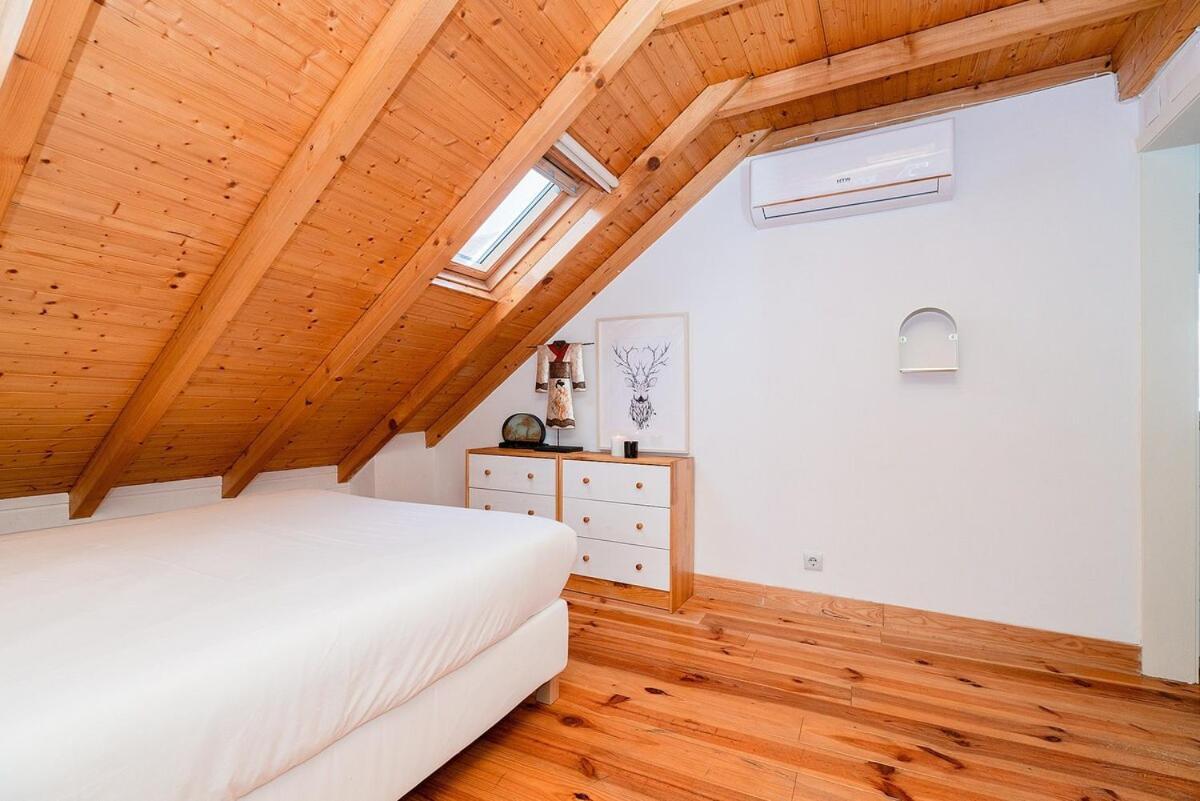 Attic Apartment With Balcony In Bairro Alto Лиссабон Экстерьер фото