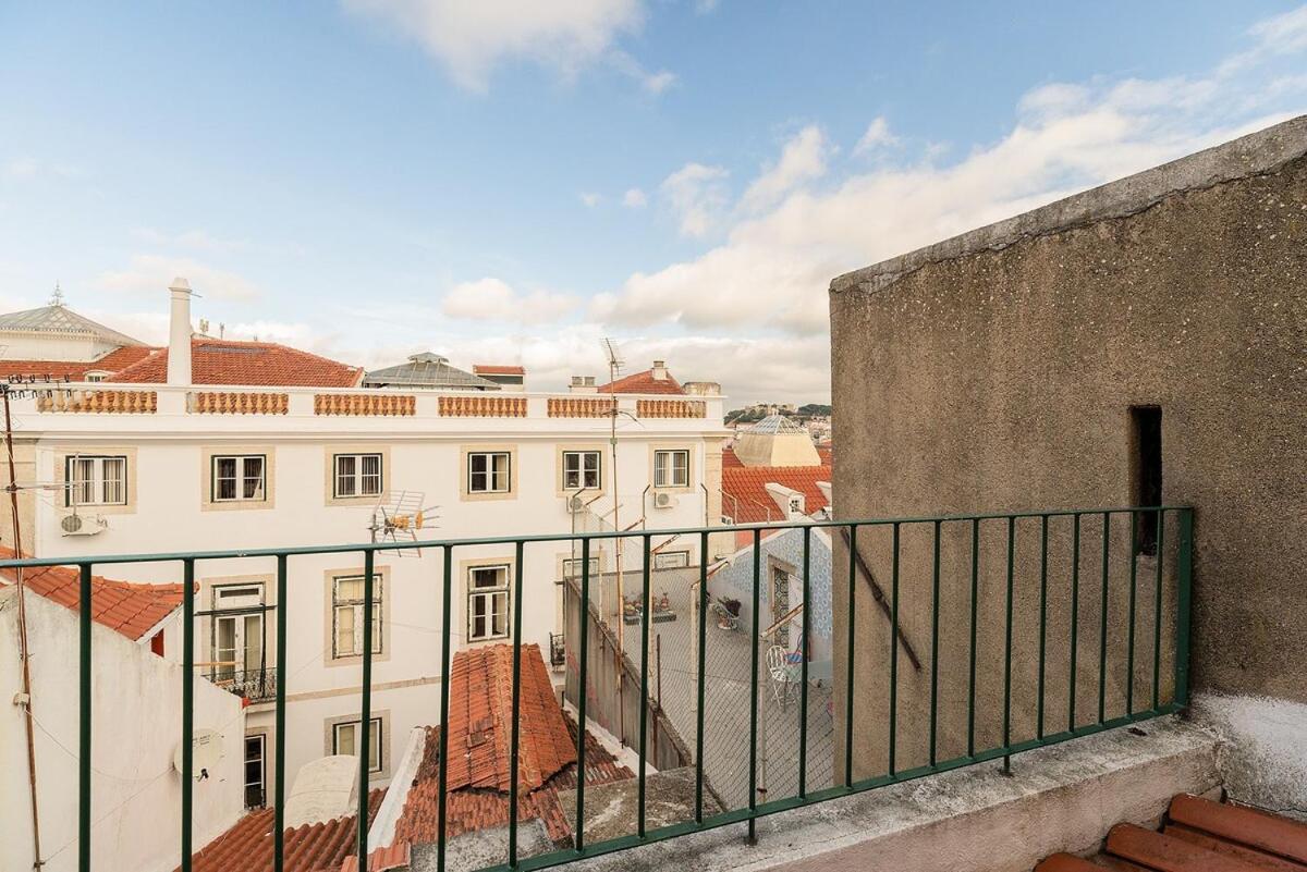 Attic Apartment With Balcony In Bairro Alto Лиссабон Экстерьер фото